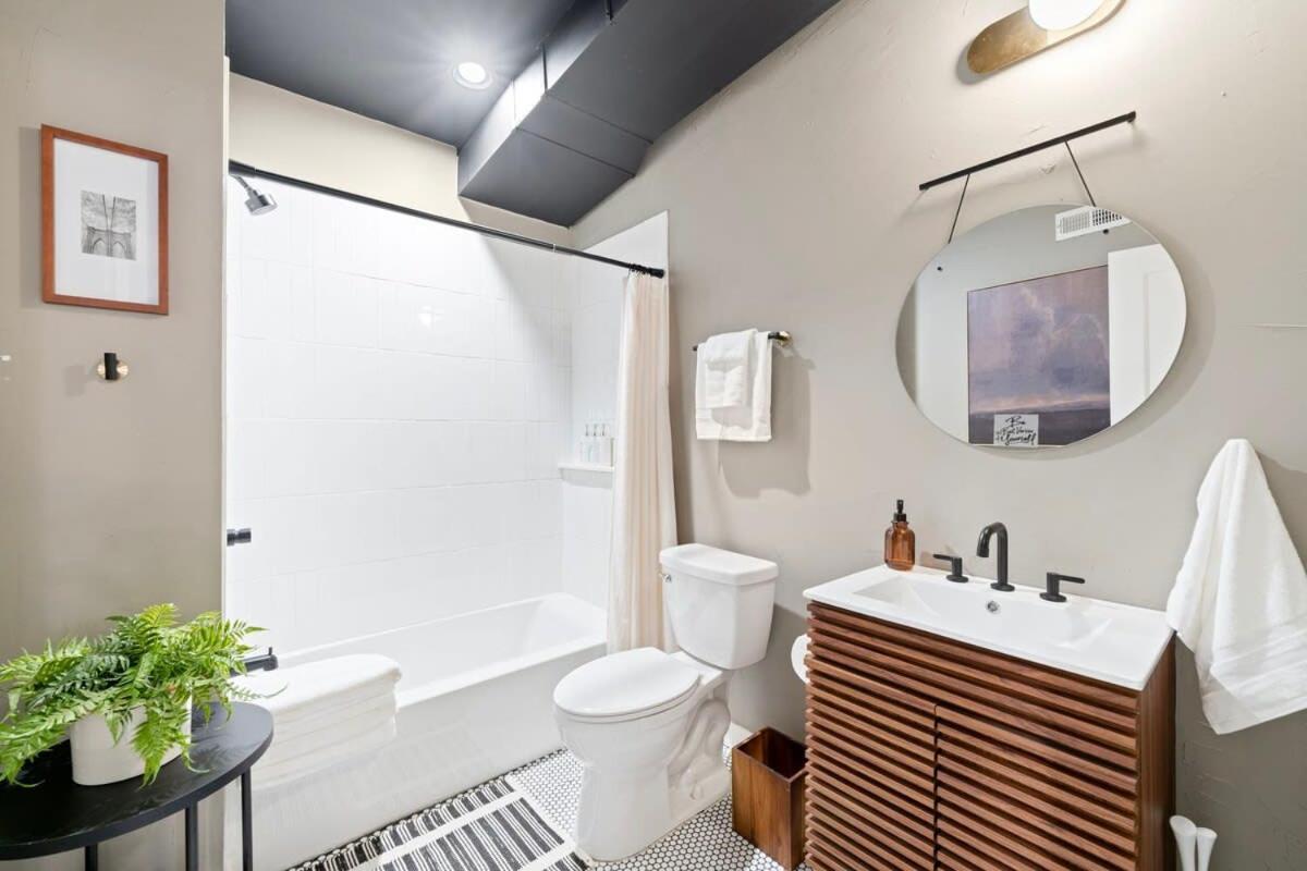 Chic 4-bedroom Haven: Designer's Dream