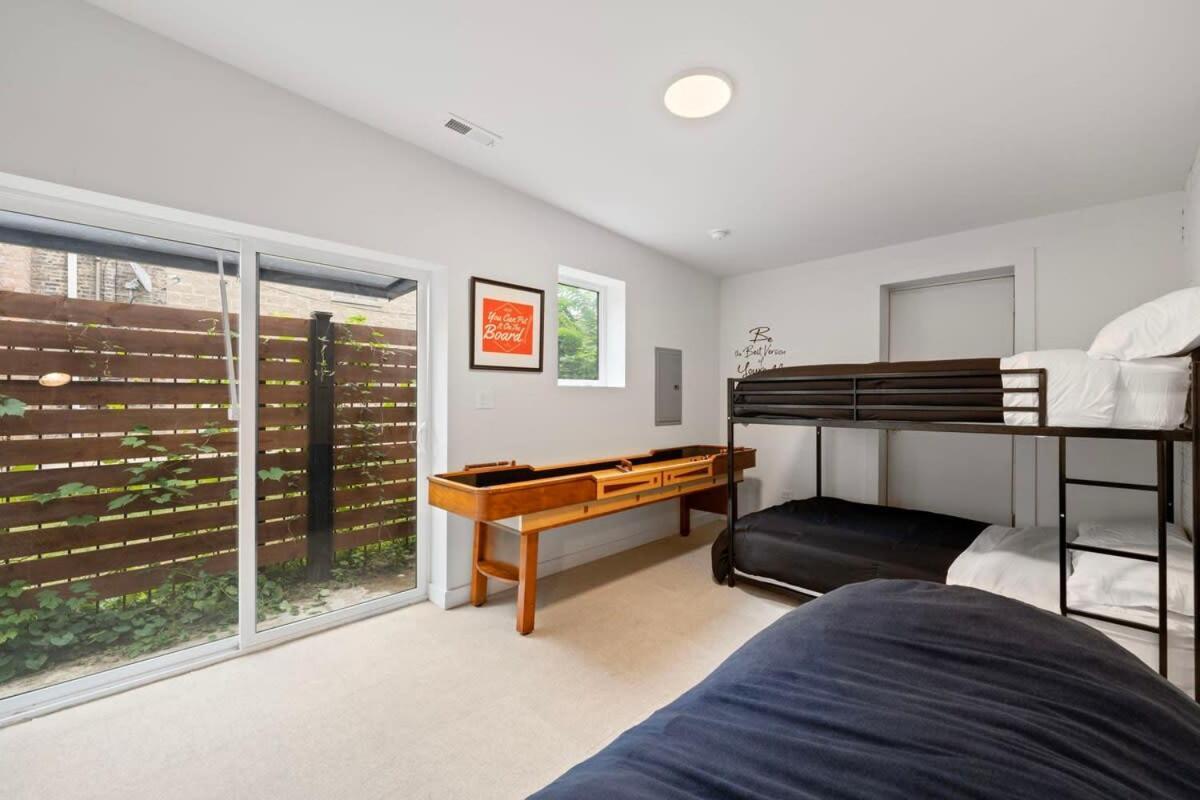 Chic 4-bedroom Haven: Designer's Dream Chicago