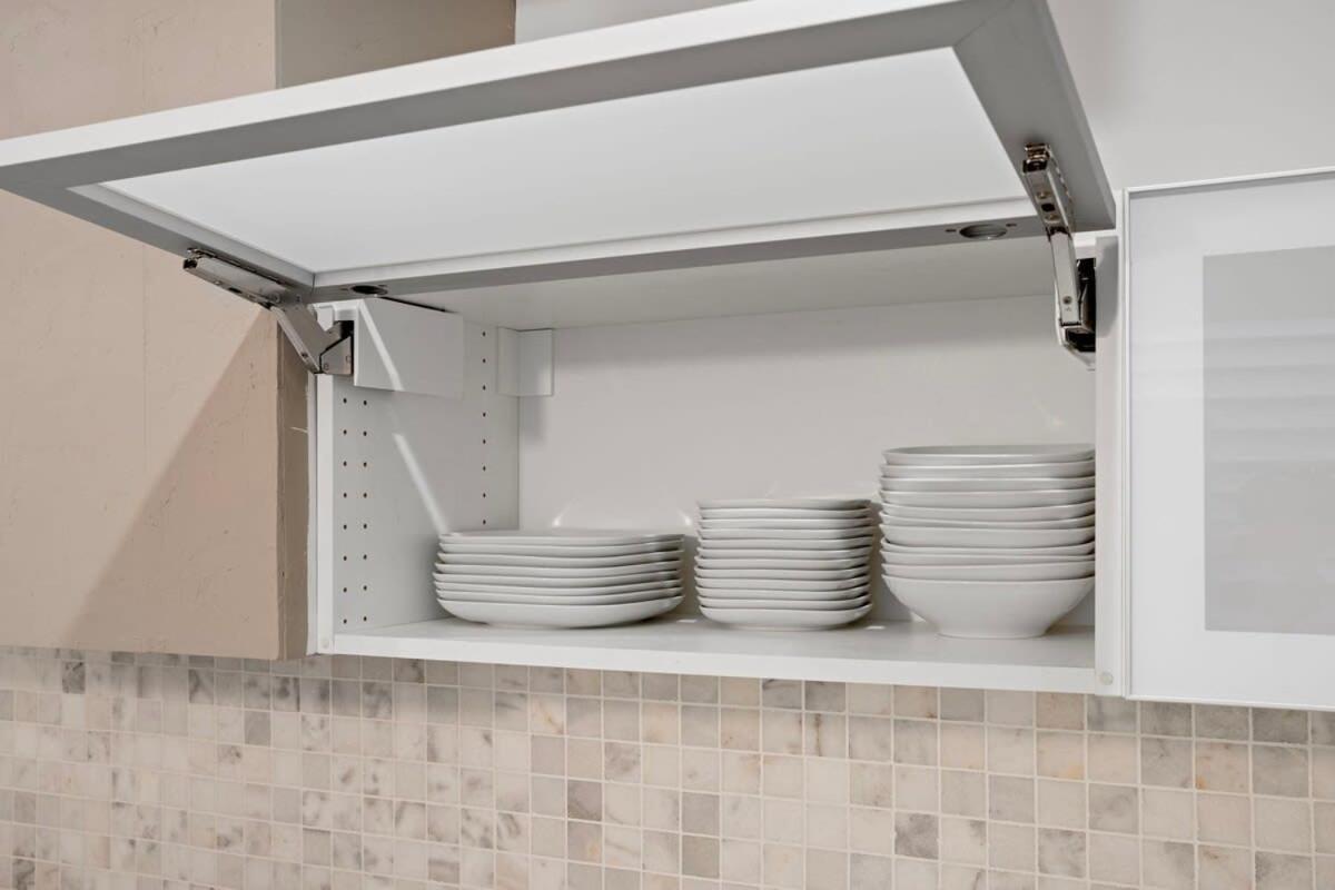 Chic 4-bedroom Haven: Designer's Dream Chicago