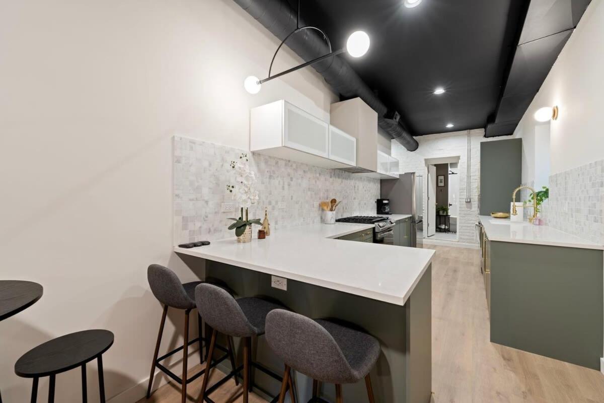 Holiday home Chic 4-bedroom Haven: Designer's Dream Chicago