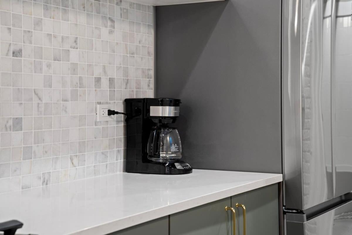 Chic 4-bedroom Haven: Designer's Dream * Chicago