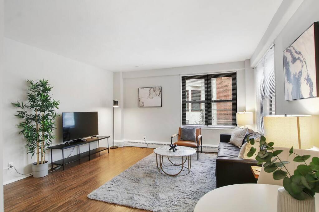 1br Bright And Airy In Hyde Park - Hyde Park 109 And 209 Rep Chicago