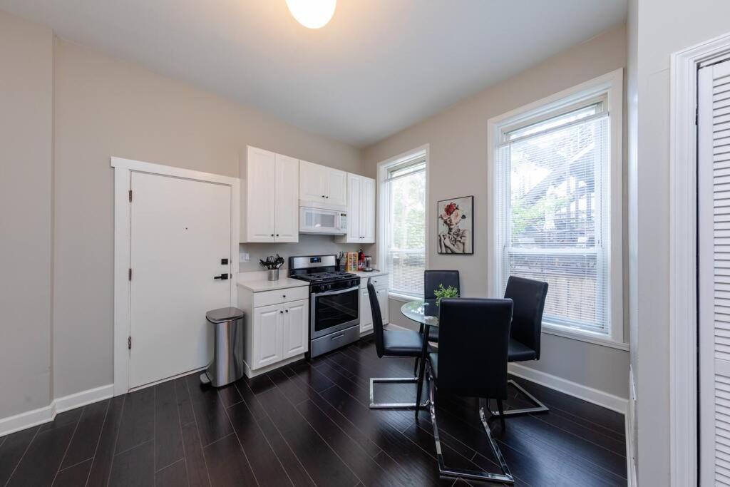 The Secret West Loop Oasis For Up To 4 Guests Apartment