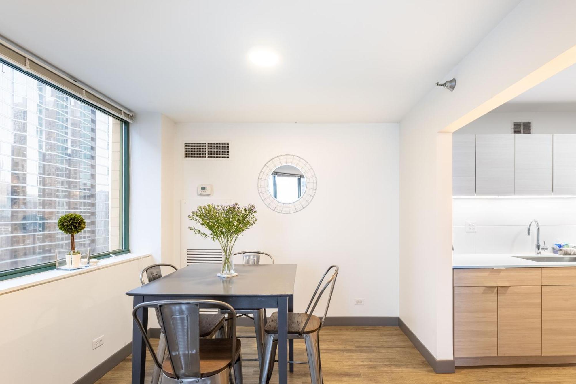 Envitae 3br Luxury Corner Loft With Navy Pier Views *