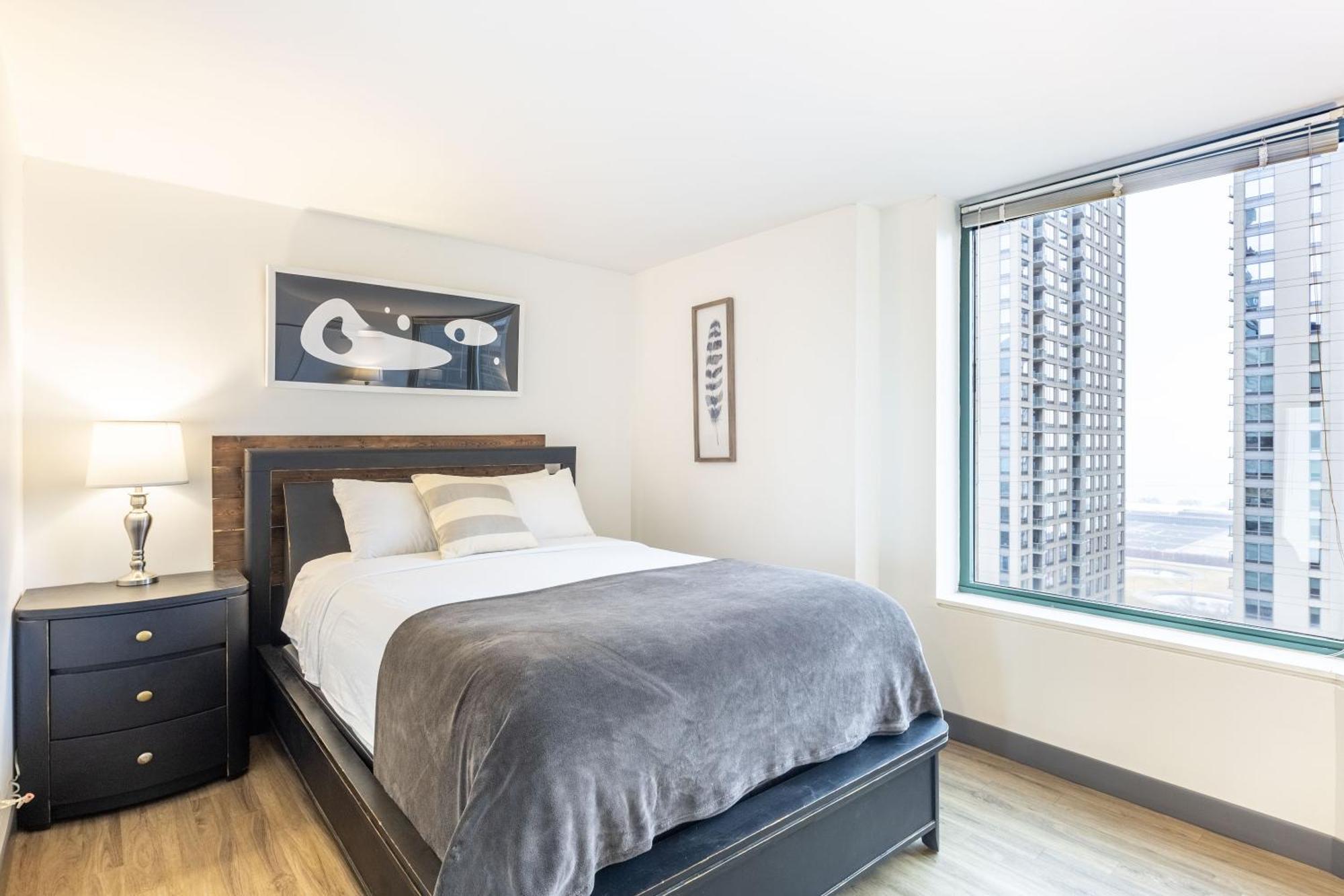 Envitae 3br Luxury Corner Loft With Navy Pier Views Apartment