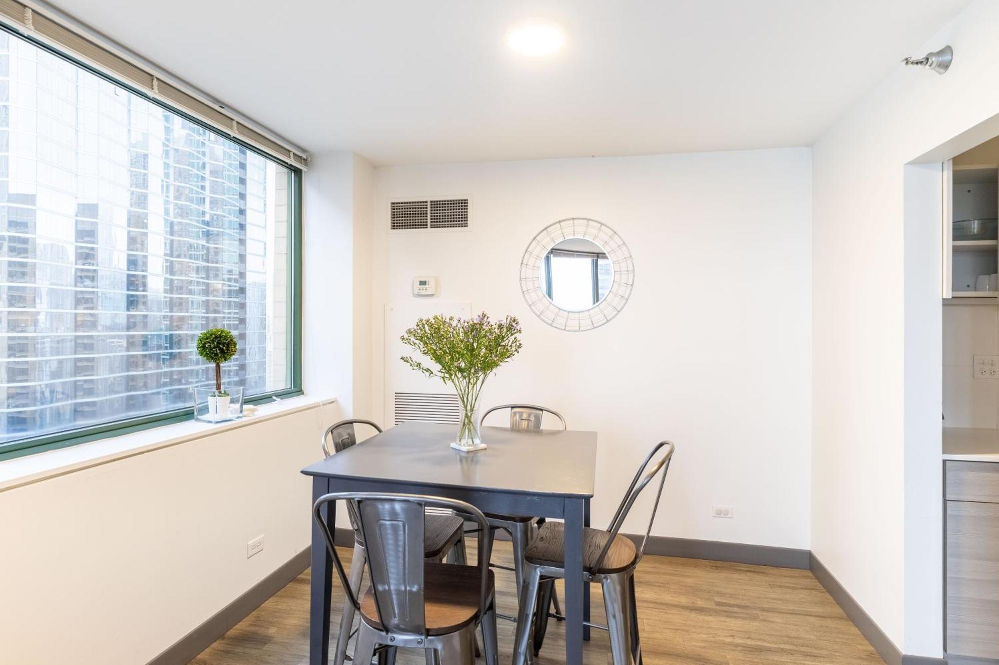 Envitae 3br Luxury Corner Loft With Navy Pier Views * Chicago