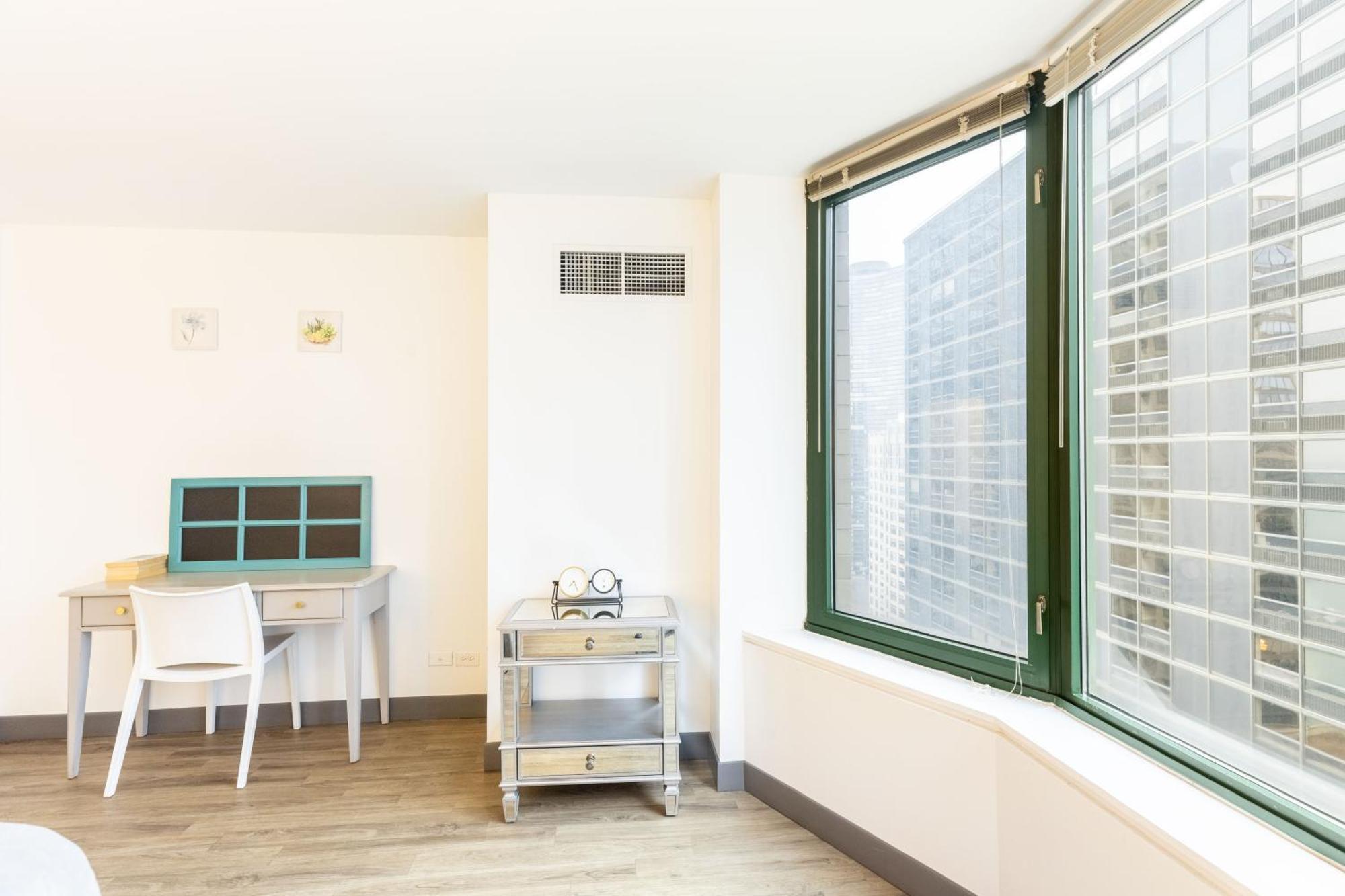 Envitae 3br Luxury Corner Loft With Navy Pier Views *