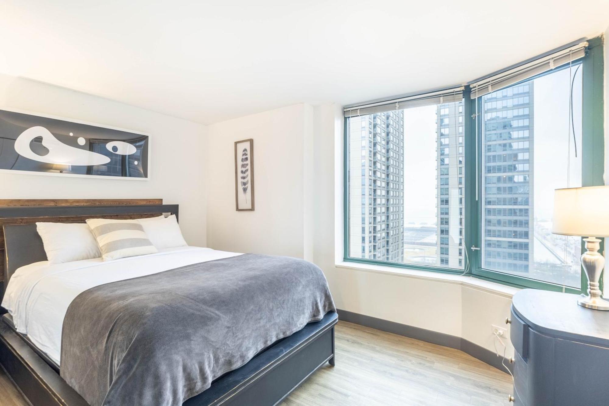 Envitae 3br Luxury Corner Loft With Navy Pier Views Apartment