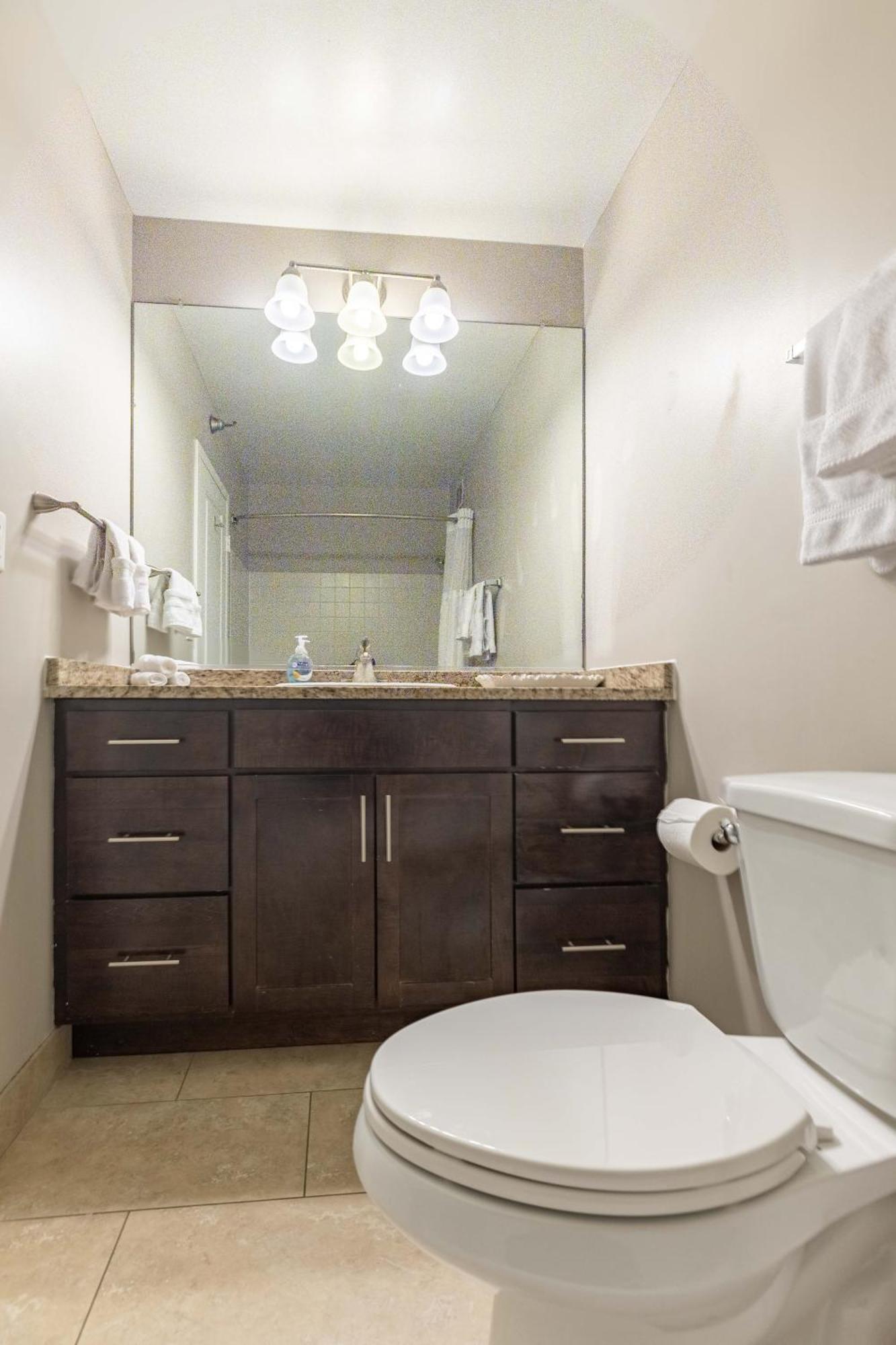 Apartment Captivating With Pier Views, Pool And Gym Chicago