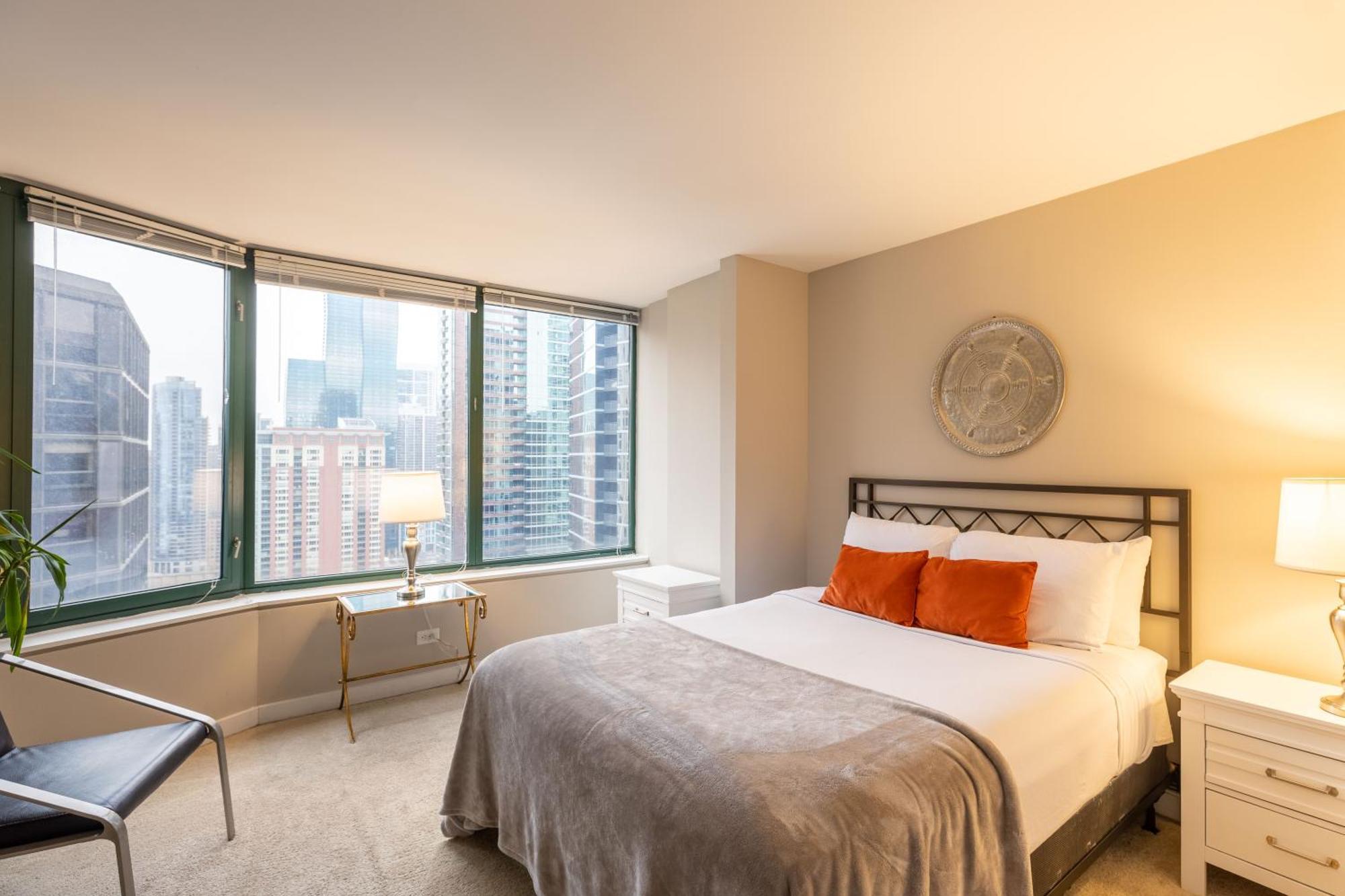 Captivating With Pier Views, Pool And Gym Apartment