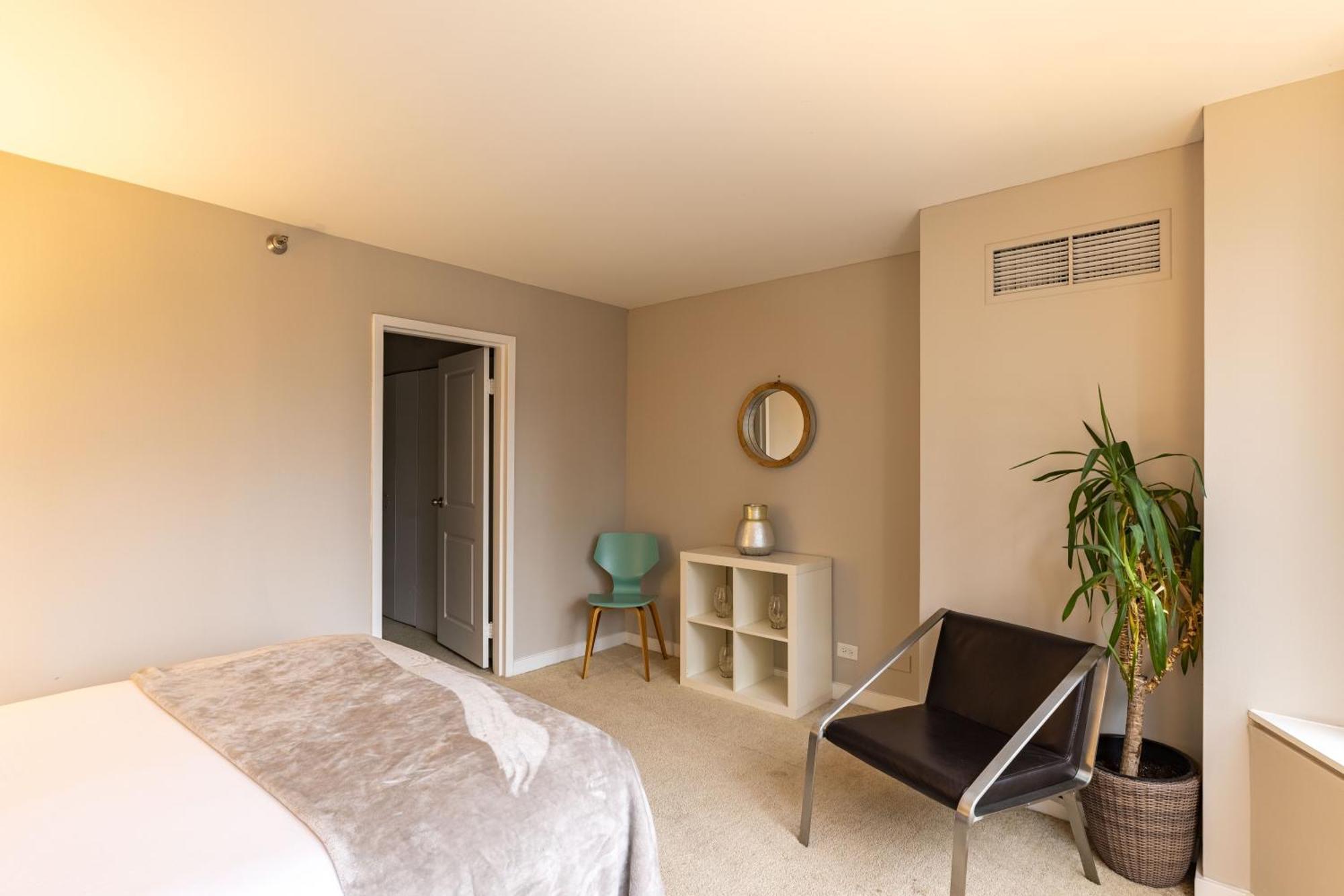 Captivating With Pier Views, Pool And Gym Apartment *