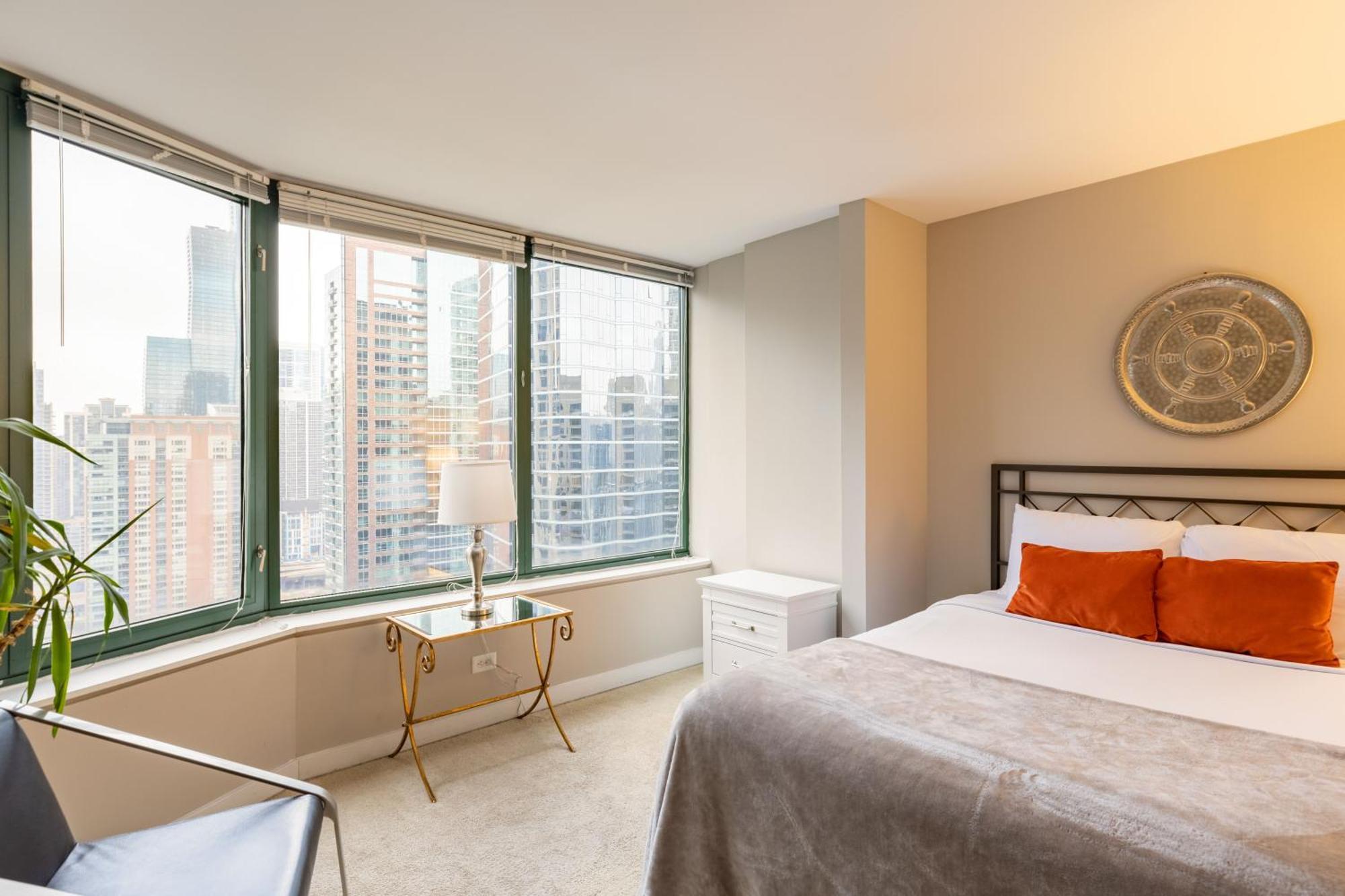 Captivating With Pier Views, Pool And Gym Apartment