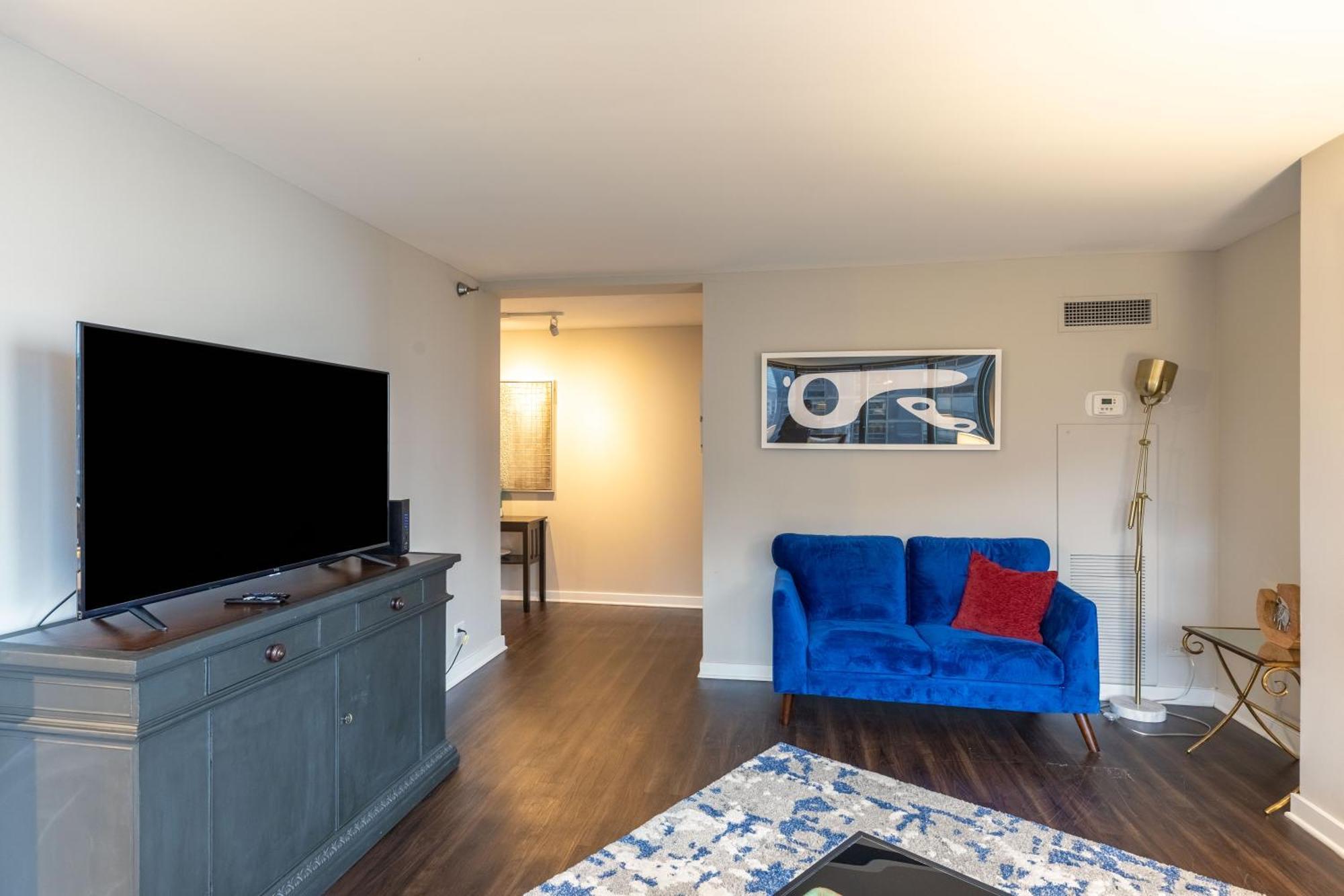 Apartment Captivating With Pier Views, Pool And Gym Chicago