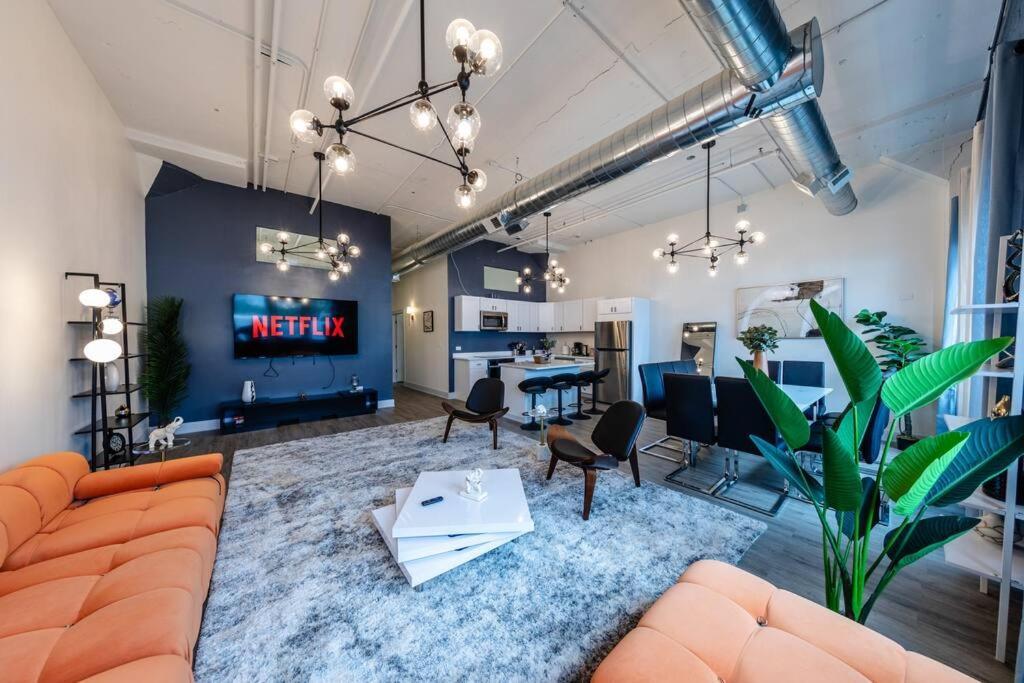 Luxury 6br Loft Perfect For 12 Guests With Skyline Views, Optional Parking And Gym Access Near Mccormick Place And Soldier Field