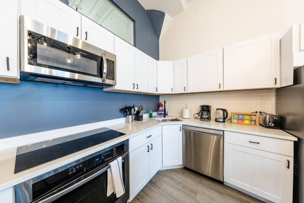 Apartment Luxury 6br Loft Perfect For 12 Guests With Skyline Views, Optional Parking And Gym Access Near Mccormick Place And Soldier Field Chicago