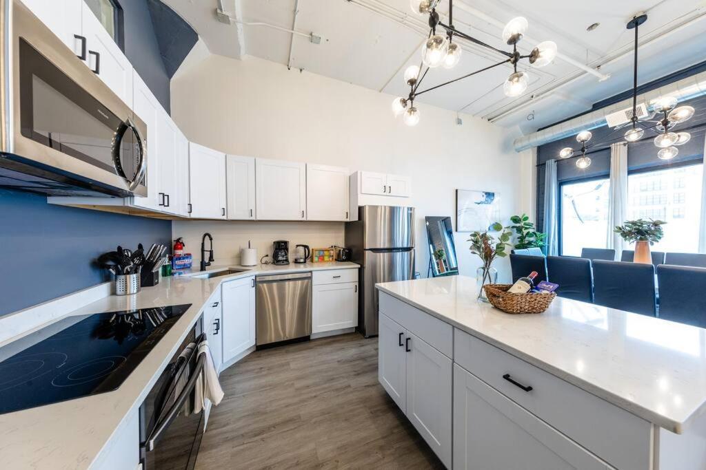 Luxury 6br Loft Perfect For 12 Guests With Skyline Views, Optional Parking And Gym Access Near Mccormick Place And Soldier Field *