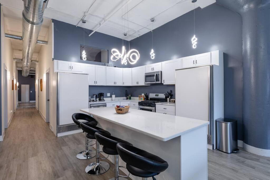 Apartment Luxurious 5br Perfect For Group Of 12 Guests With Pool Table, Optional Parking And Gym Access Near Mccormick Place And Soldier Field *