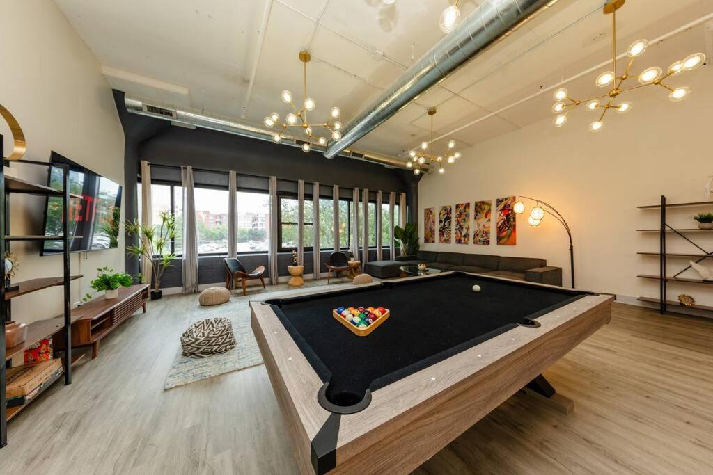 Luxurious 5br Perfect For Group Of 12 Guests With Pool Table, Optional Parking And Gym Access Near Mccormick Place And Soldier Field Chicago