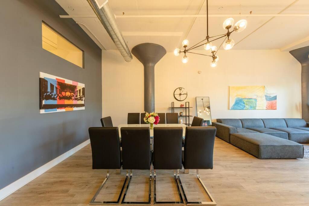 Group-friendly 5br Sleeps 12 With Billiards, Optional Parking And Gym Access Near Mccormick Place And Soldier Field *
