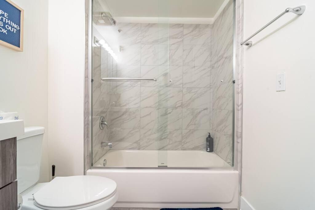 Skyline 2br In South Loop With Optional Parking & Gym Access Near Mccormick Place, Soldier Field And Lakefront Apartment Chicago