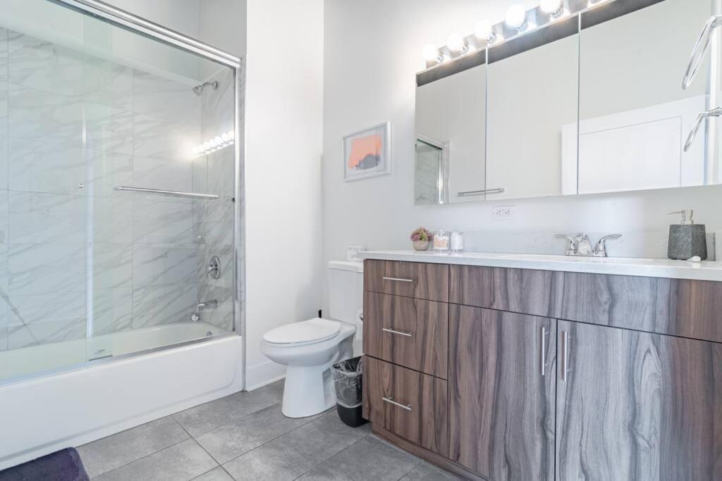 Skyline 2br In South Loop With Optional Parking & Gym Access Near Mccormick Place, Soldier Field And Lakefront Apartment *