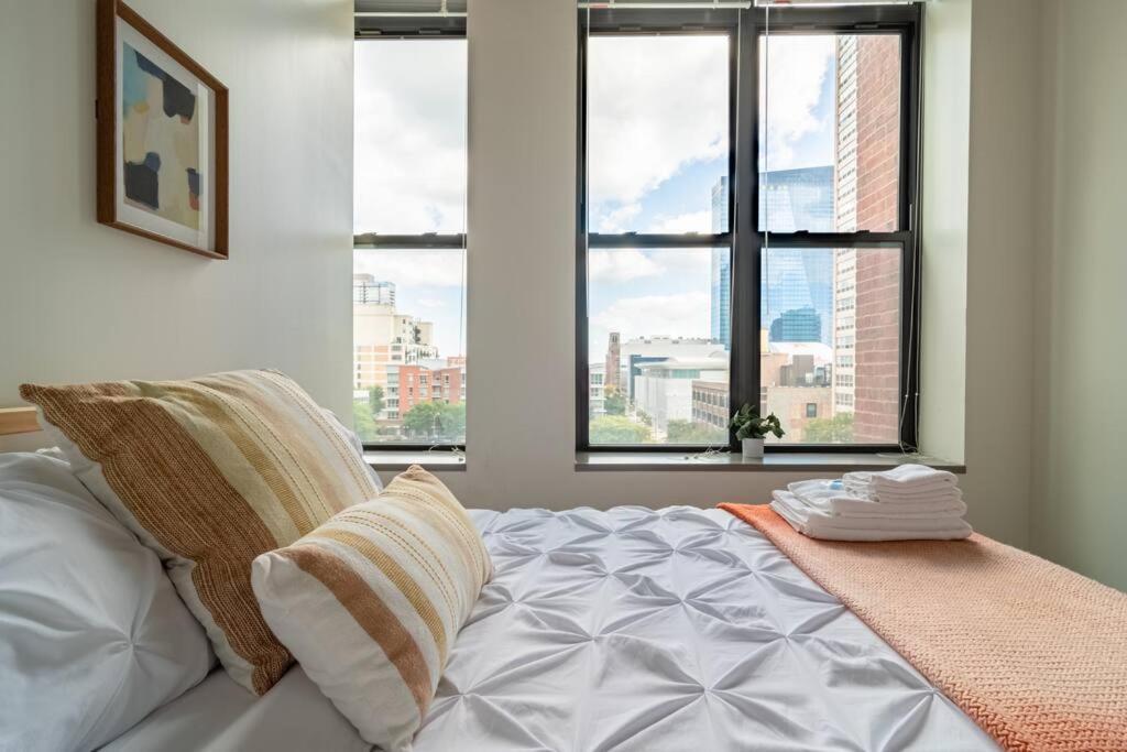 Skyline 2br In South Loop With Optional Parking & Gym Access Near Mccormick Place, Soldier Field And Lakefront