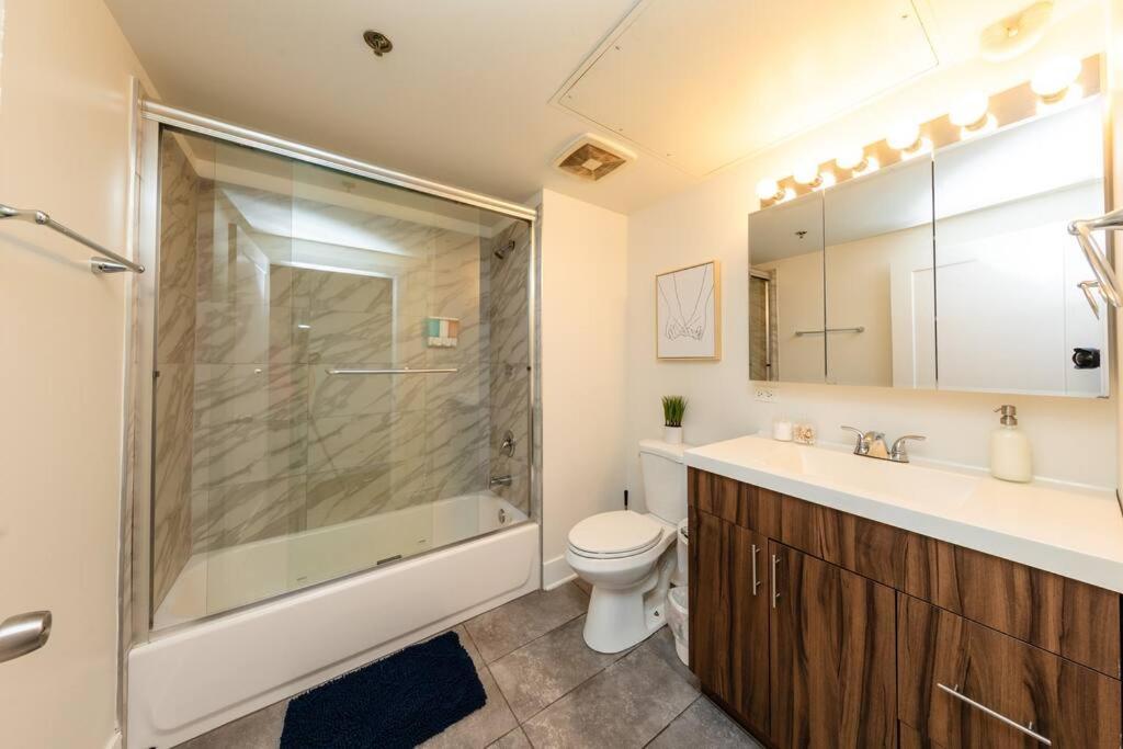 Fully Equipped 2br In South Loop With Optional Parking And Gym Access Near Mccormick Place & Lakefront Attractions Chicago