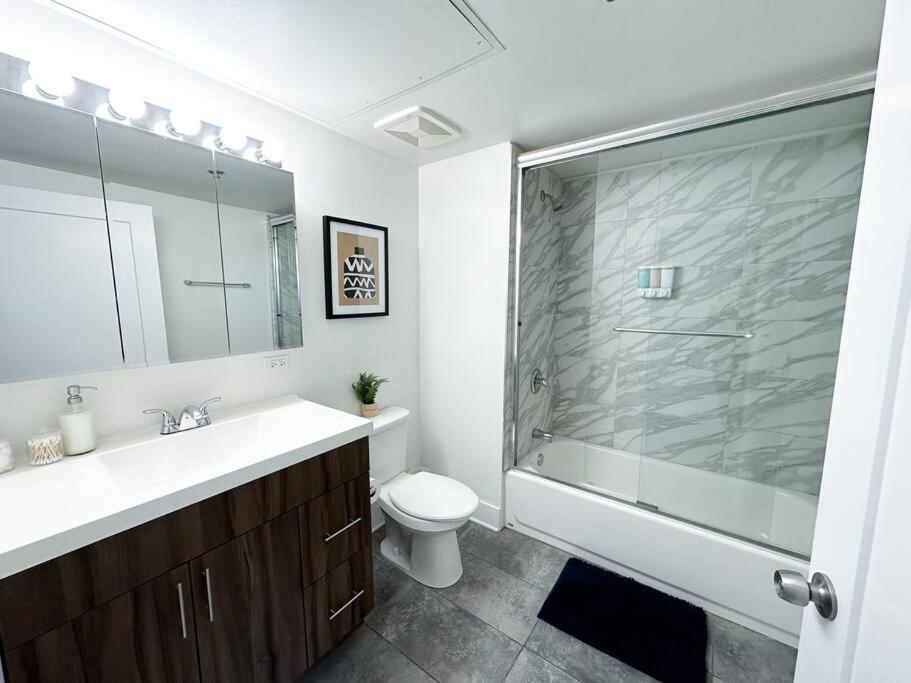 Modern 2br With Skyline View, Optional Parking & Gym Access Near Mccormick, Museum Campus, Grant Park & Soldier Field Apartment *