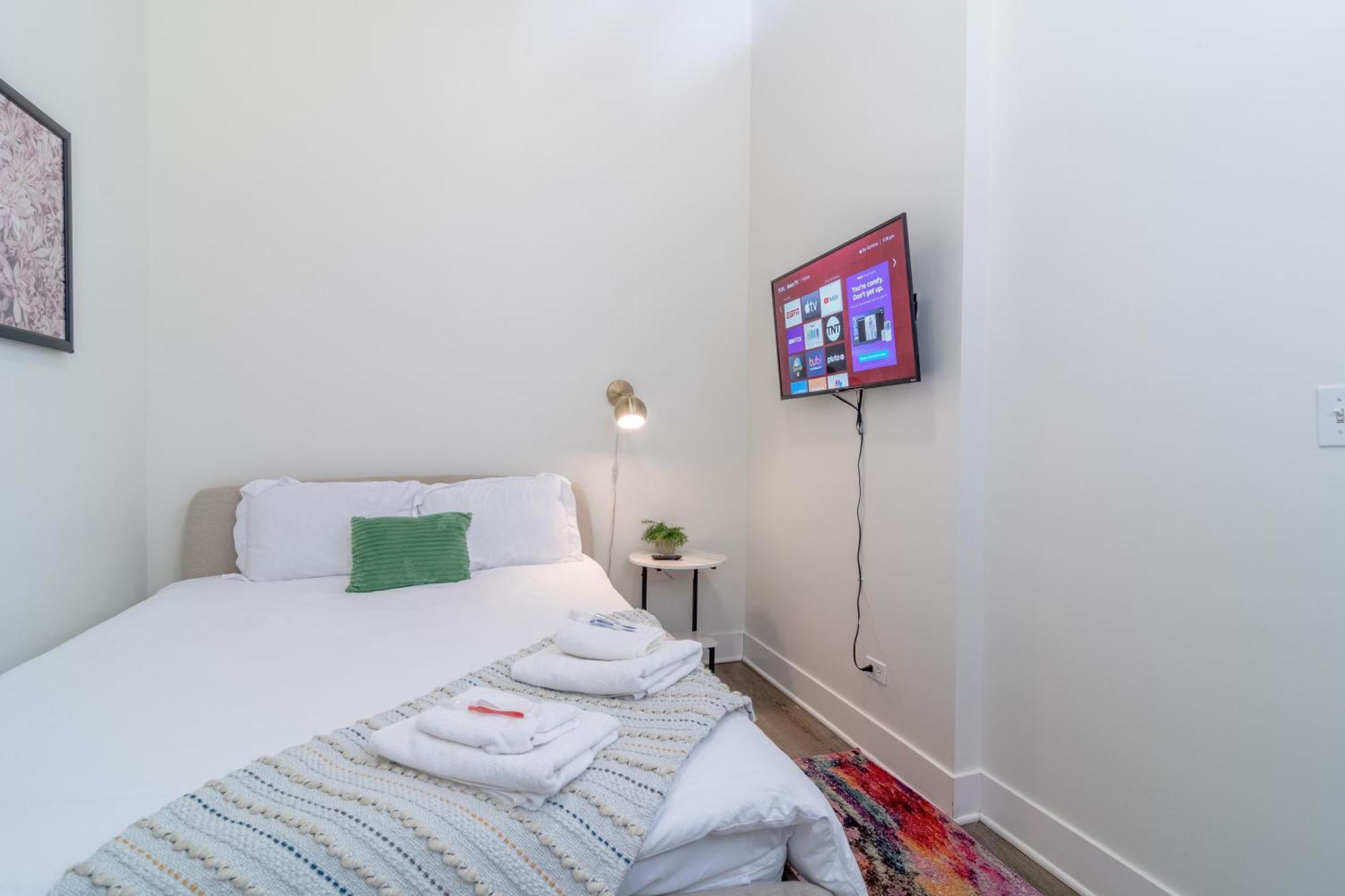 Mccormick Place 3br Luxury Penthouse Duplex With Personal Rooftop And Optional Parking For 8 Guests In South Loop Apartment *