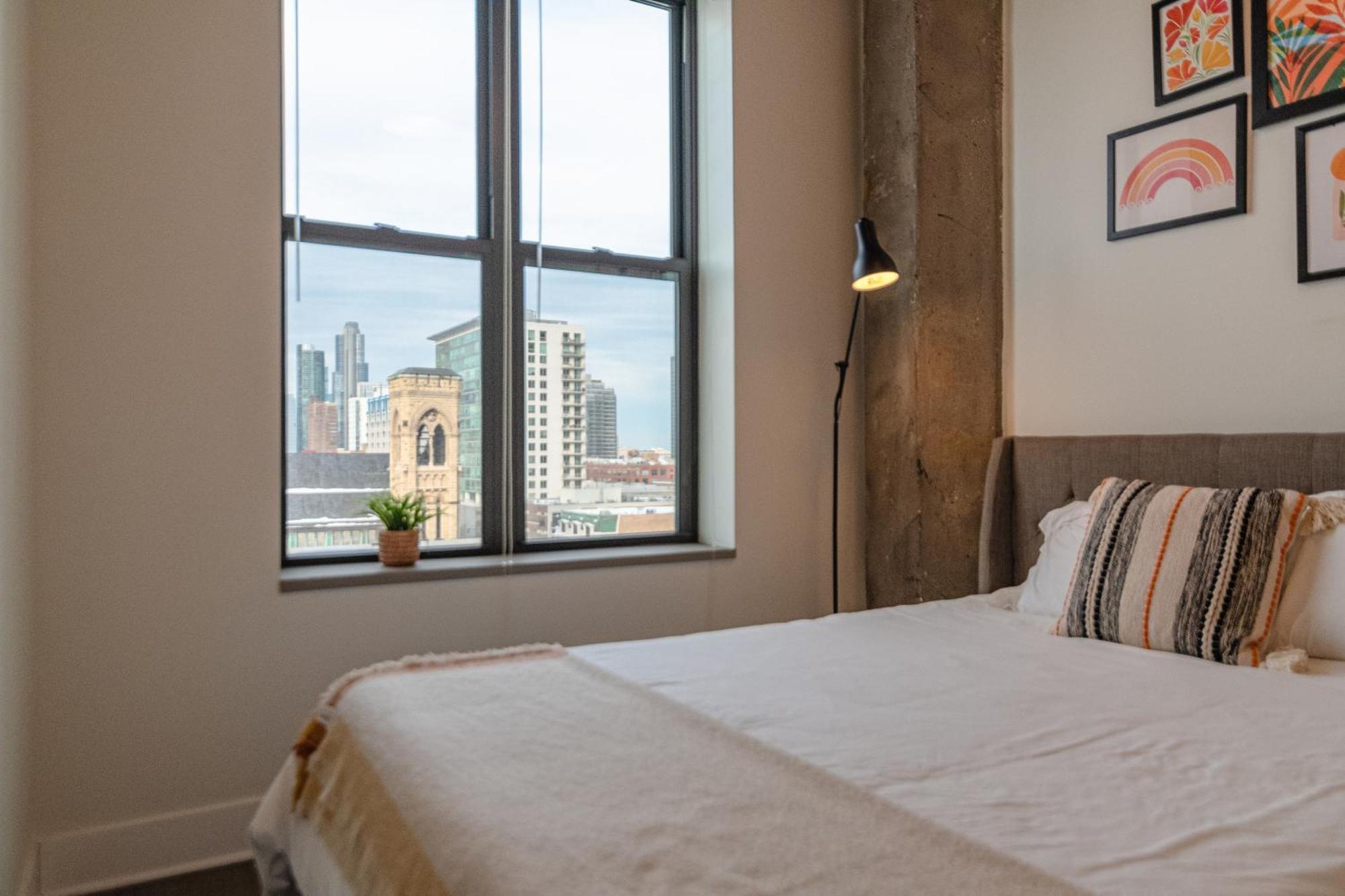 Modern 2Br Loft With Amazing City Skyline View And Optional Parking For 8 Guests Near Mccormick Place And Soldier Field Apartment Chicago