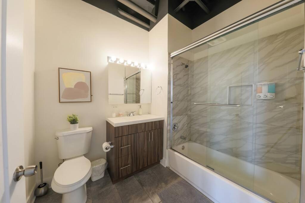 Cozy 2br With Optional Parking And Gym Access Near Field Museum, Lakefront & Mccormick Place *