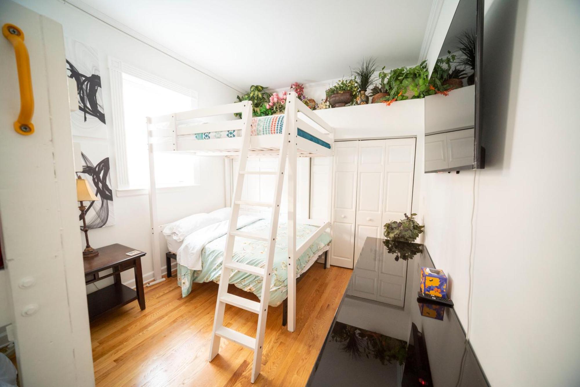Club Salon Sleeps 10-20 Free Parking & Tv Appartement