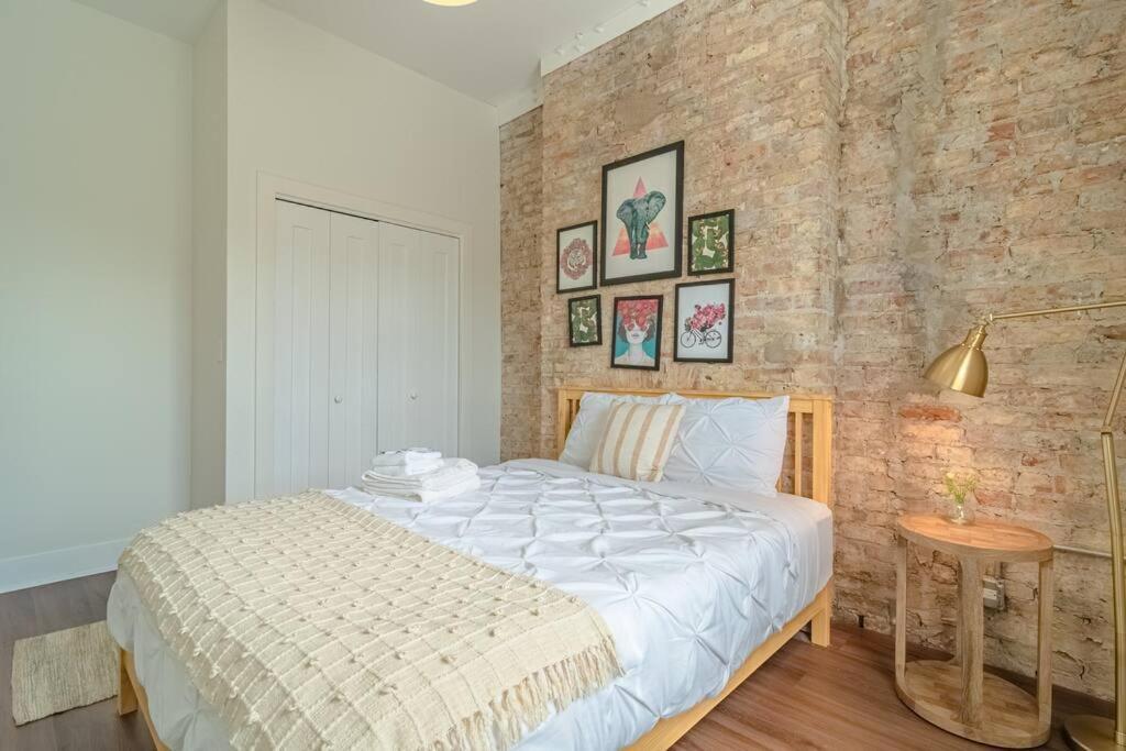 Spacious 3Br Chicago Apartment With Optional Parking Near Mccormick Place, Soldier Field & Uic Campus *