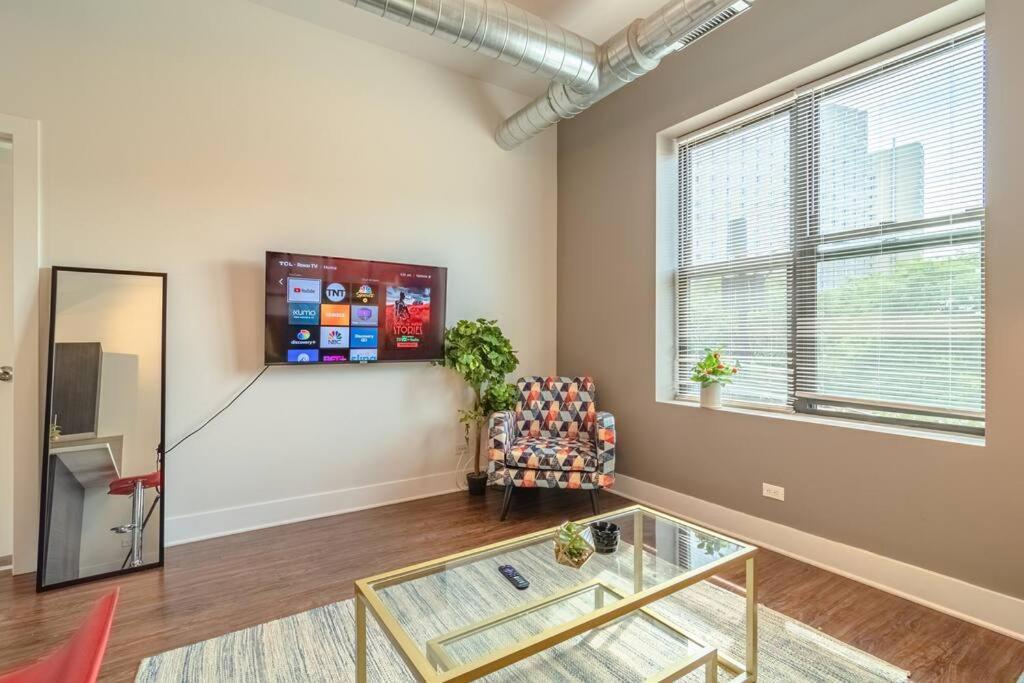 Spacious 3Br Chicago Apartment With Optional Parking Near Mccormick Place, Soldier Field & Uic Campus Apartment