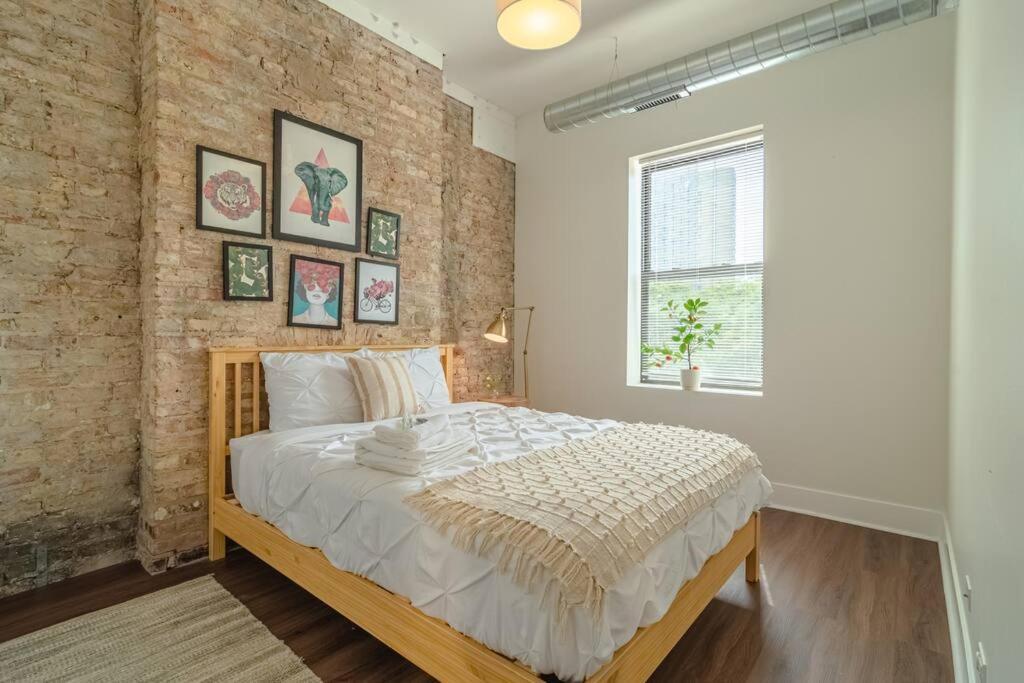Apartment Spacious 3Br Chicago Apartment With Optional Parking Near Mccormick Place, Soldier Field & Uic Campus *