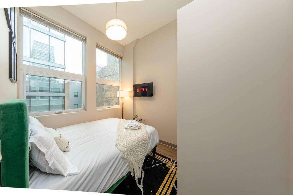 Mccormick 2br/2ba Oasis With Optional Parking, Patio, Gym For Up To 6 Guests Apartment Chicago