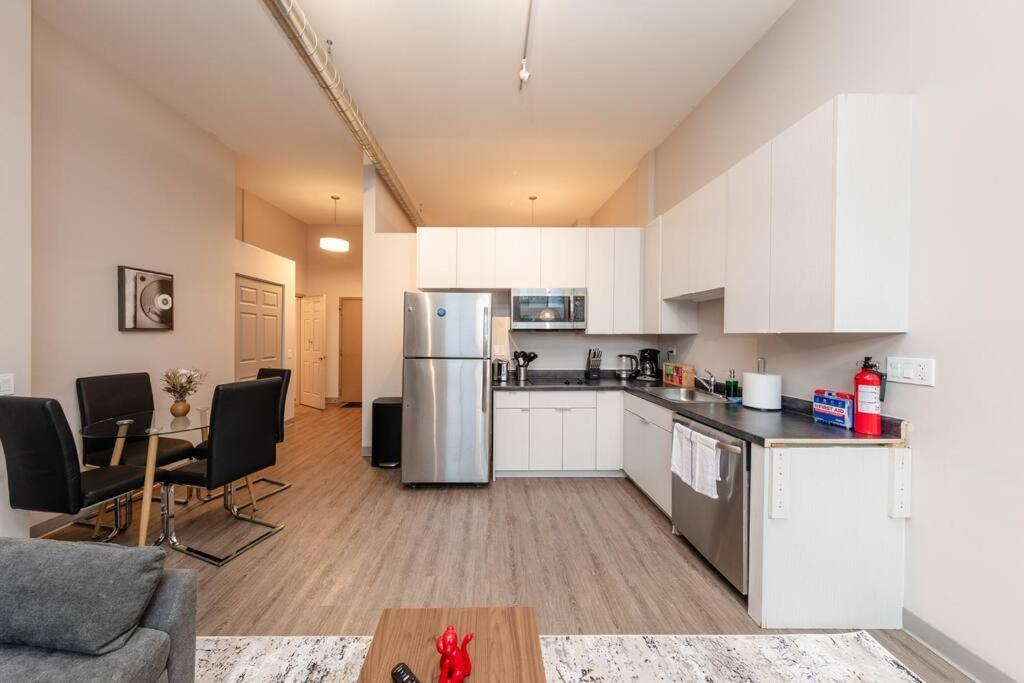 Apartment Spacious 2br In South Loop With Optional Parking, Gym And Patio Near Mccormick Place, Grant Park, Soldier Field & Museum Campus