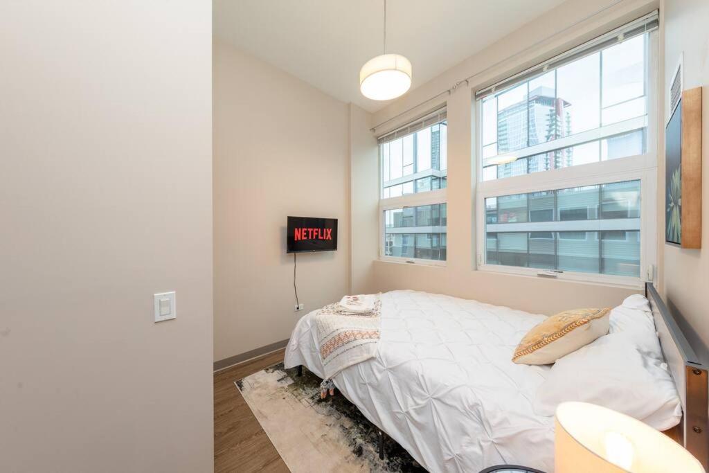 Stylish 2Br Apartment With Optional Parking, Patio And Gym Near Mccormick Place, Shedd Aquarium, Field Museum & Lakefront Trail