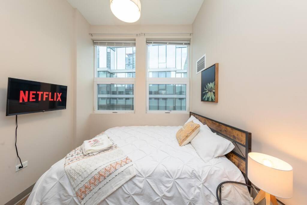 Stylish 2Br Apartment With Optional Parking, Patio And Gym Near Mccormick Place, Shedd Aquarium, Field Museum & Lakefront Trail Chicago