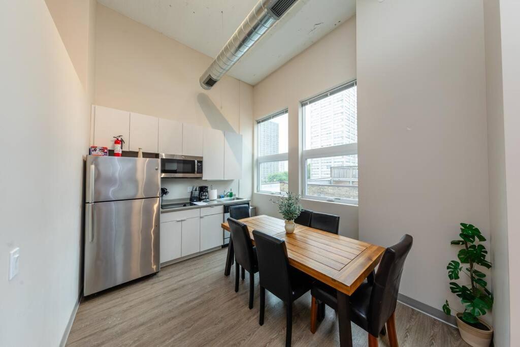 Mccormick Place 2Br Oasis With Optional Parking, Patio, Gym For Up To 6 Guests Near Museum Campus, Grant Park & Soldier Field *