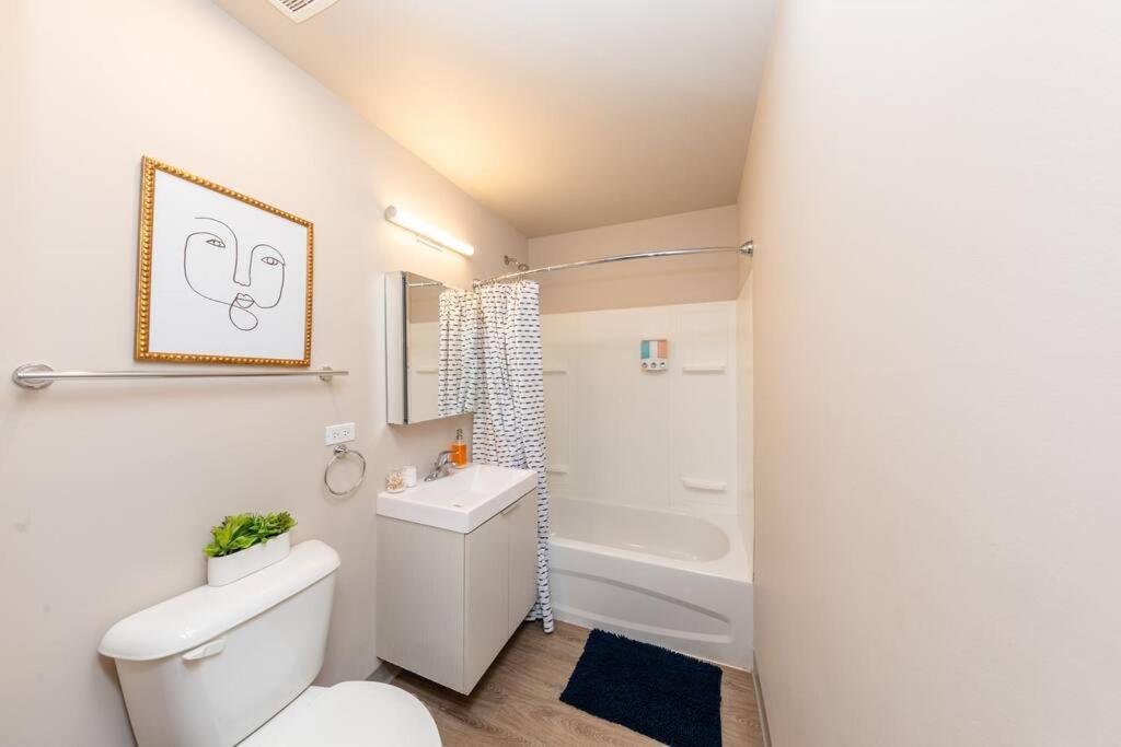 Mccormick Place 2Br Oasis With Optional Parking, Patio, Gym For Up To 6 Guests Near Museum Campus, Grant Park & Soldier Field *