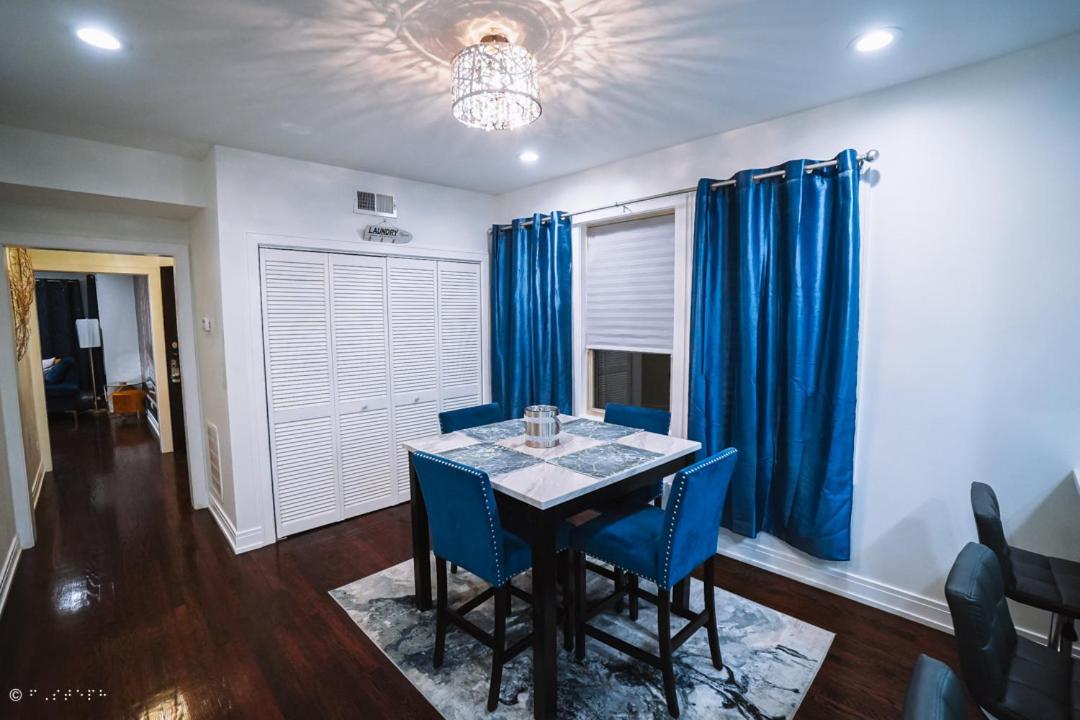 The Blue Golden Luxury Modern 3- Bedroom In Chicago