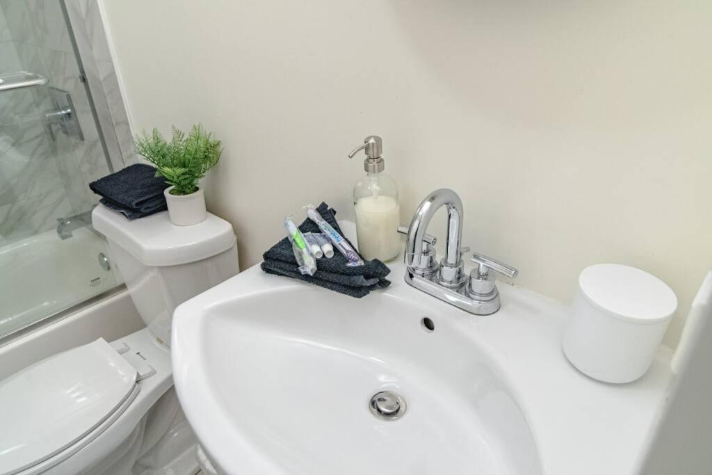 2br Escape With Optional Parking Near Mccormick Place, Navy Pier, Shedd Aquarium, And Millennium Park