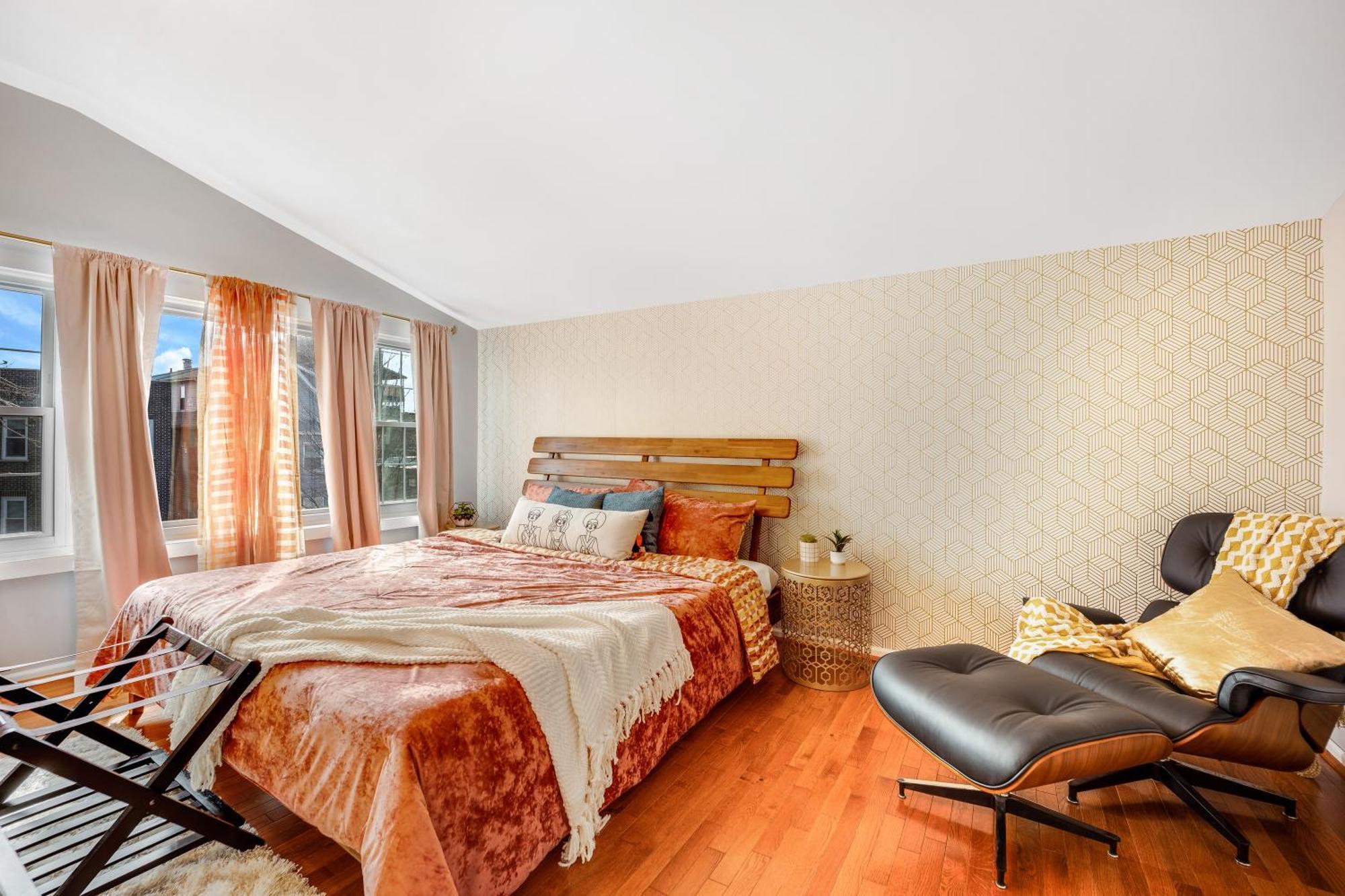 The Logandale: Huge Mid-century Home, Sleeps 15 * Chicago