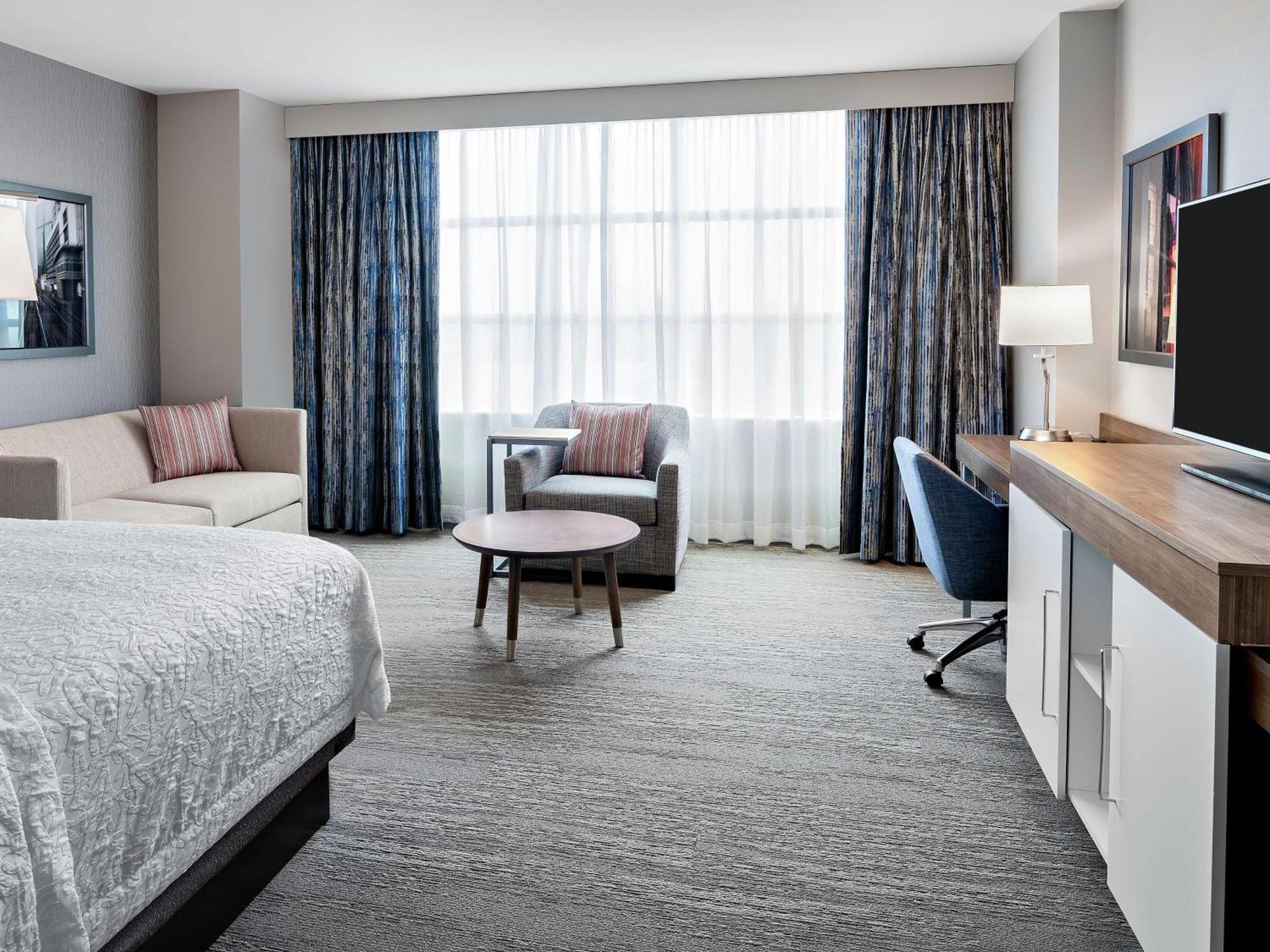Hampton Mccormick Place 3*