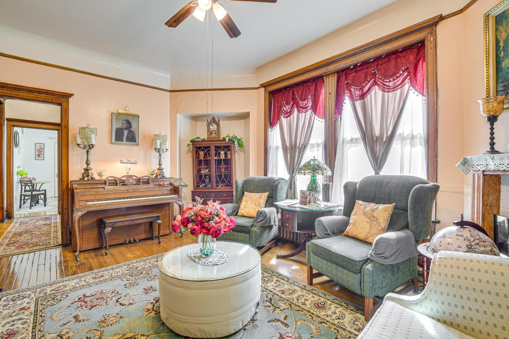 5 Mi To Millennium Park With Fireplaces Holiday home Chicago