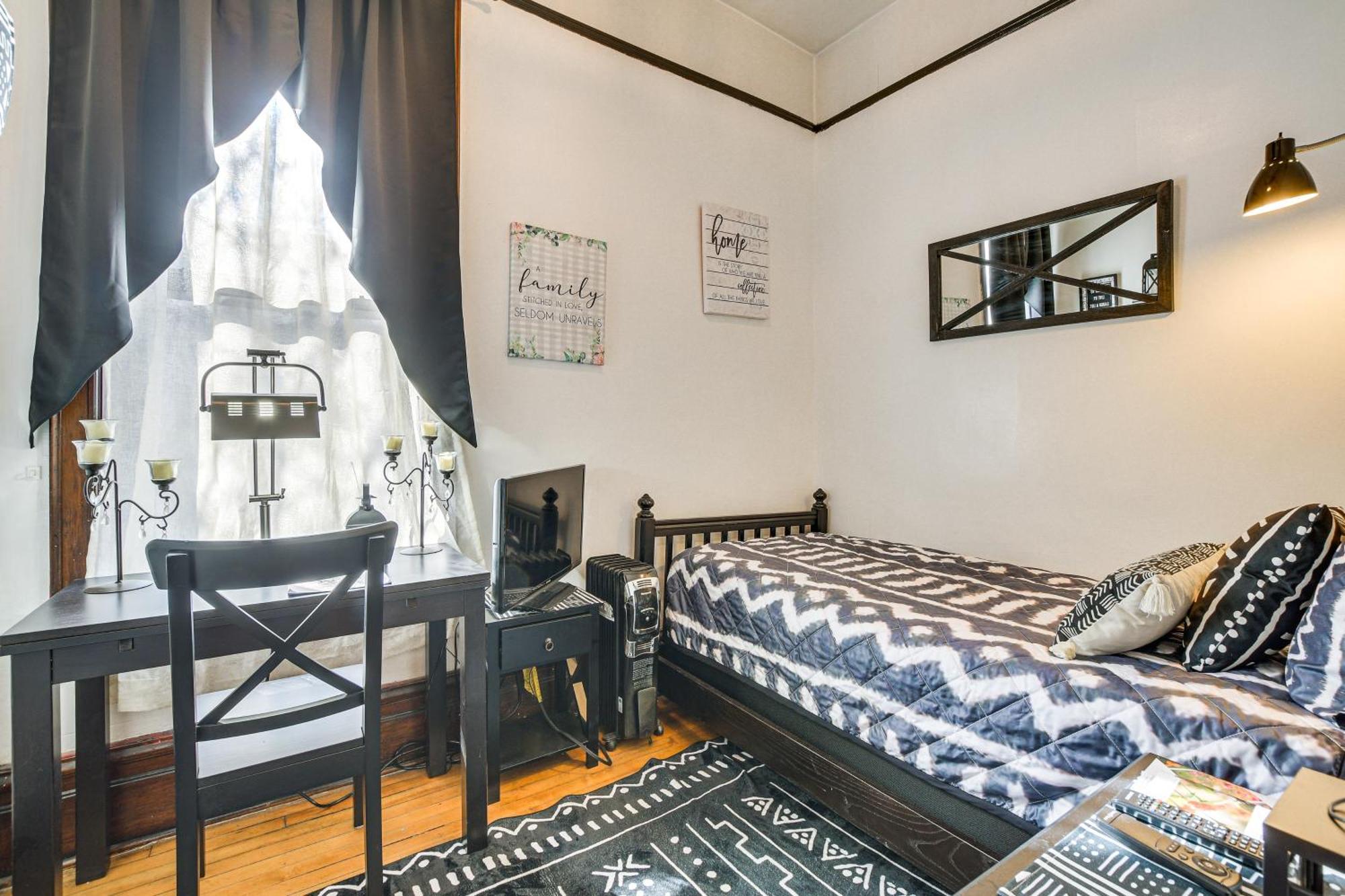 5 Mi To Millennium Park With Fireplaces Holiday home
