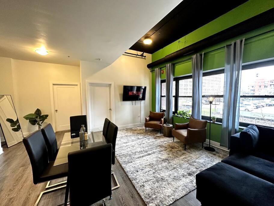 Apartment Modern 3br In South Loop With Optional Parking And Gym Access Near Mccormick Place, Chinatown And Soldier Field *