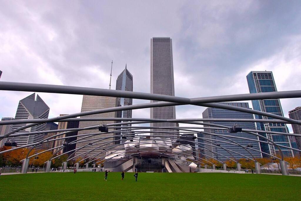 Modern 3br In South Loop With Optional Parking And Gym Access Near Mccormick Place, Chinatown And Soldier Field Chicago