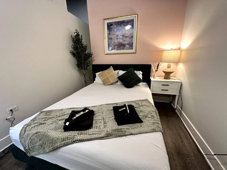 Modern 3br In South Loop With Optional Parking And Gym Access Near Mccormick Place, Chinatown And Soldier Field *